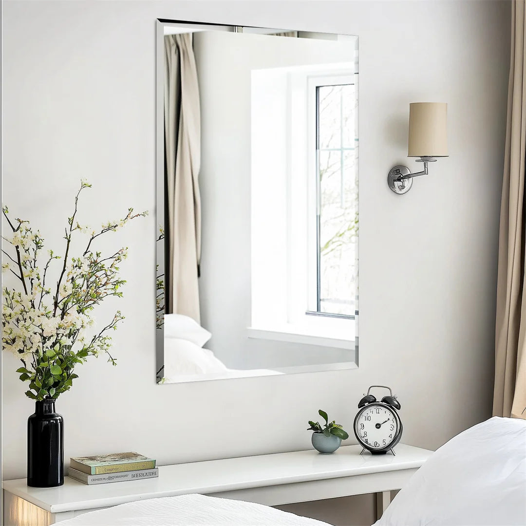 Miroir élégant et lumineux dans une chambre épurée avec des plantes et un réveil.