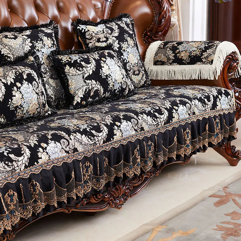 Un magnifique canapé orné de motifs floraux noirs et blancs, agrémenté de franges dorées apportant une touche de luxe et d'élégance à cette pièce majestueuse.