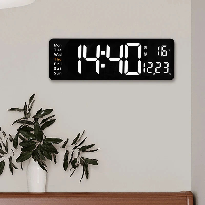 Horloge murale noire dans un salon contemporain chez Ombre Interieur