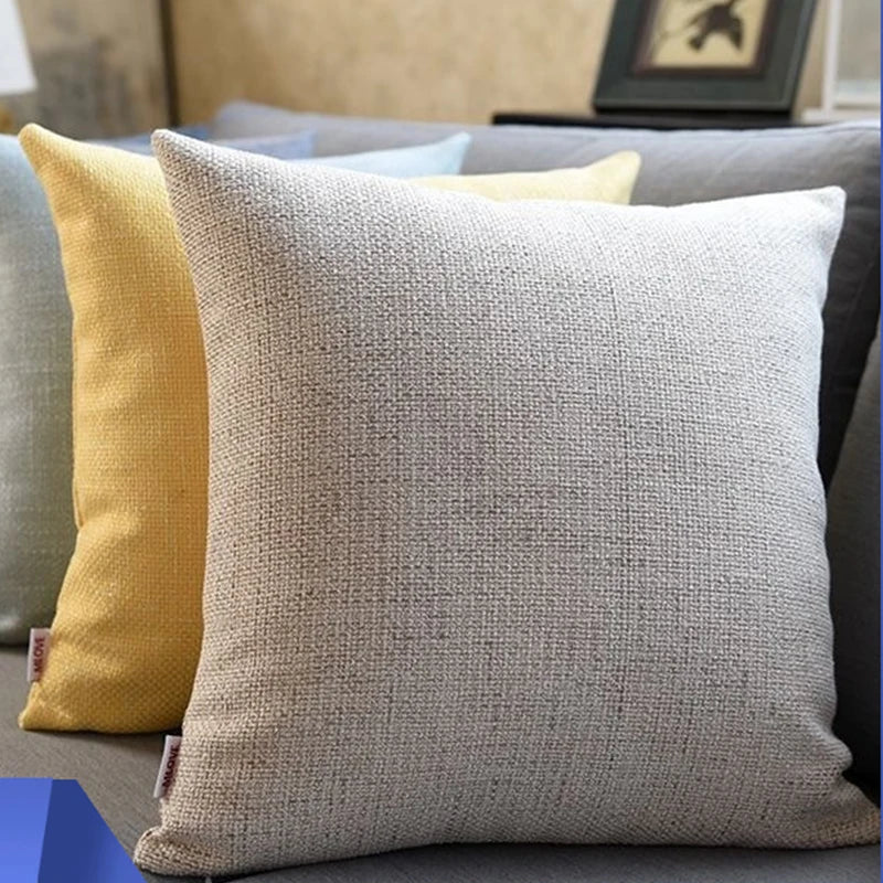 Coussin de salon carré en polyester bleu ciel sur canapé moderne