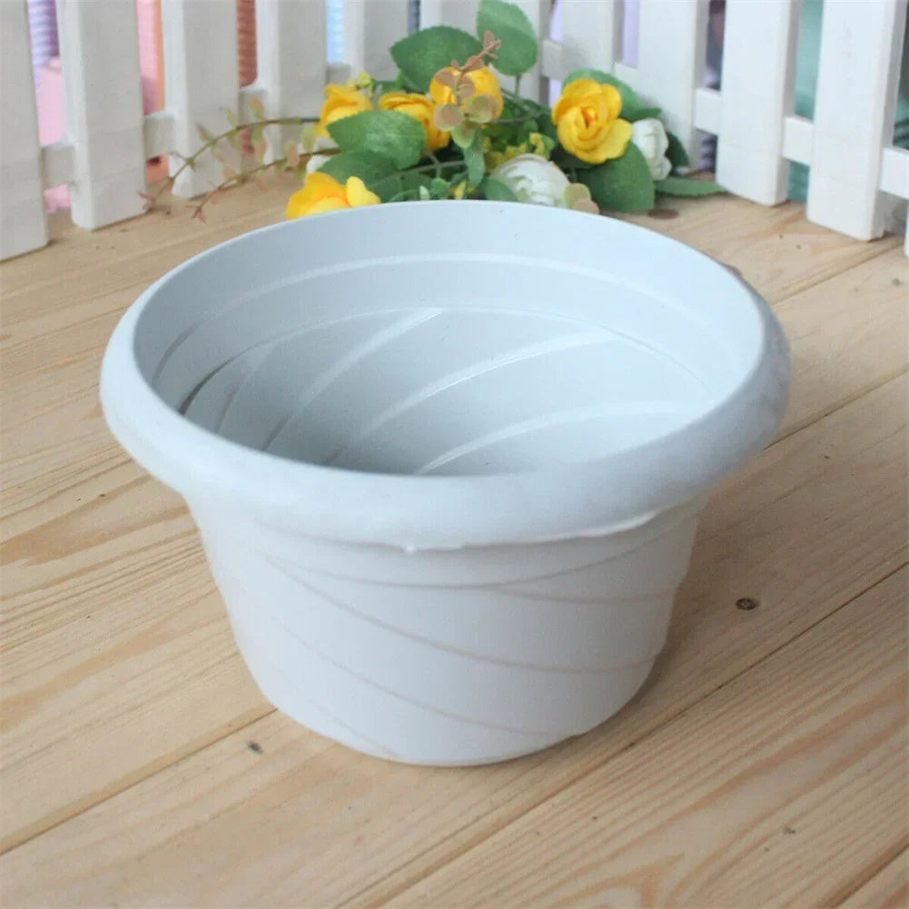 Détail du support en plastique blanc pour pot de fleurs