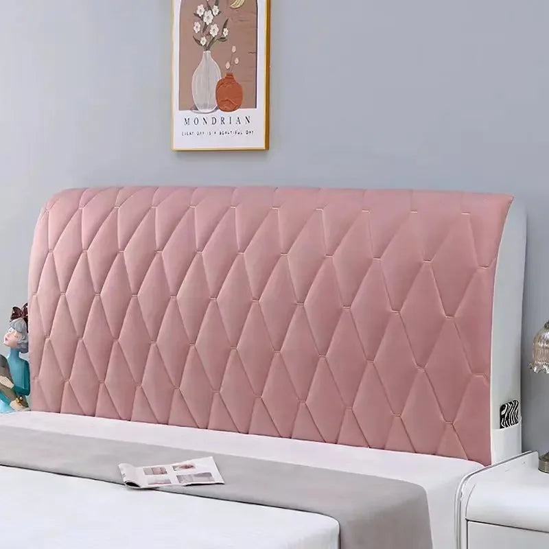 Coussin de chevet jaune dans une chambre épurée