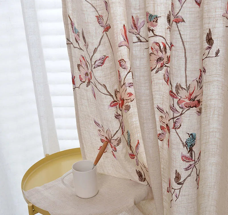 Rideau élégant aux motifs floraux et d'oiseaux, idéal pour ajouter une touche de charme printanier à votre intérieur. Ce design délicat crée une ambiance chaleureuse dans n'importe quelle pièce, tout en apportant une note naturelle et apaisante. Parfait pour les salons, chambres ou bureaux, il combine esthétisme et fonctionnalité. Adaptez votre décoration avec ce rideau au style raffiné qui attire l'œil et transforme l'atmosphère de votre espace