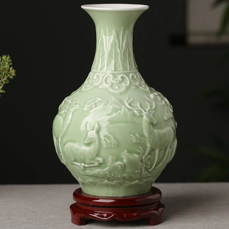 Vase décoratif en porcelaine de forme élégante avec des motifs de cerf et de végétation finement sculptés en relief sur un fond vert clair.