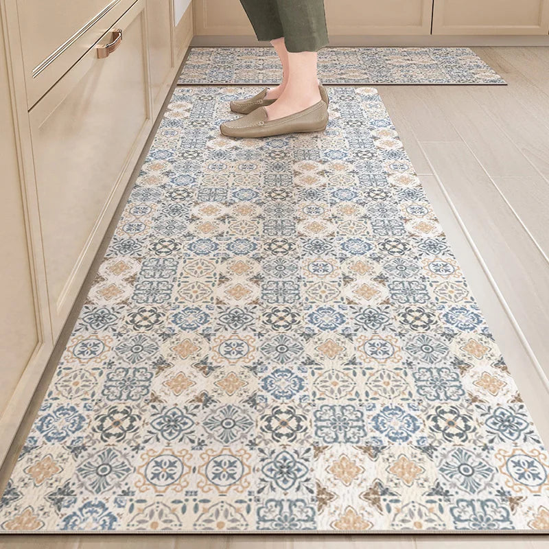 Tapis de sol en carreaux aux motifs bleu, gris et beige, offrant une surface décorative et accueillante pour cette cuisine.