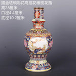 Superbe vase décoratif chinois en porcelaine, richement orné de motifs floraux et de poissons, offrant une splendide décoration pour un intérieur raffiné.