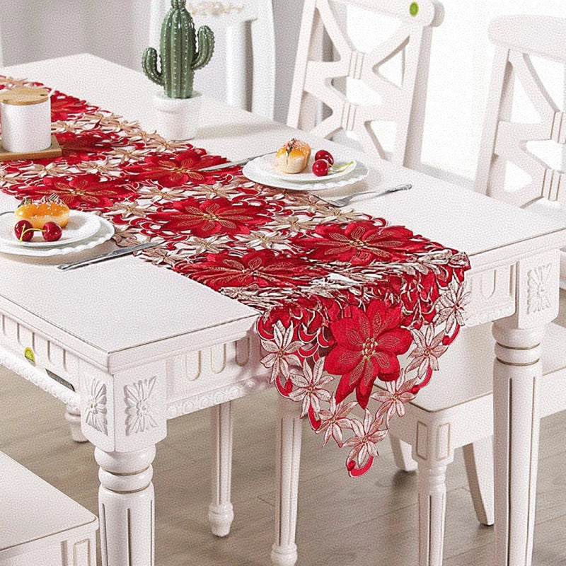 Chemin de table brodé jaune sur table en bois