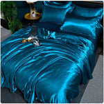 Détail de la texture soyeuse de la parure de lit satin