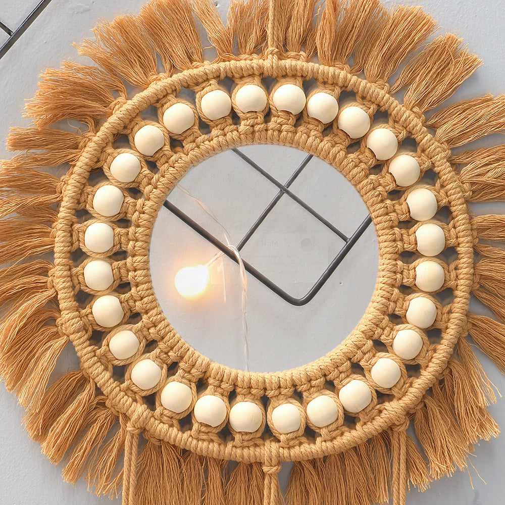 Miroir décoratif rond en macramé dans un salon