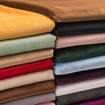 Tissu velours vert sauge déployé montrant sa largeur de 155 cm