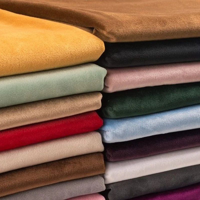 Tissu velours vert sauge déployé montrant sa largeur de 155 cm