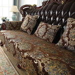 Ce canapé en cuir de luxe avec son motif baroque élégant et ses coussins décoratifs ajoute une touche sophistiquée et chaleureuse à cet intérieur élégant.