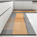 Le tapis de cuisine multicolore avec des motifs géométriques crée une atmosphère moderne et design dans cette cuisine.