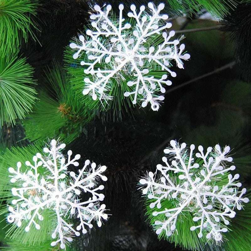 Flocons de neige suspendus sur une branche de sapin