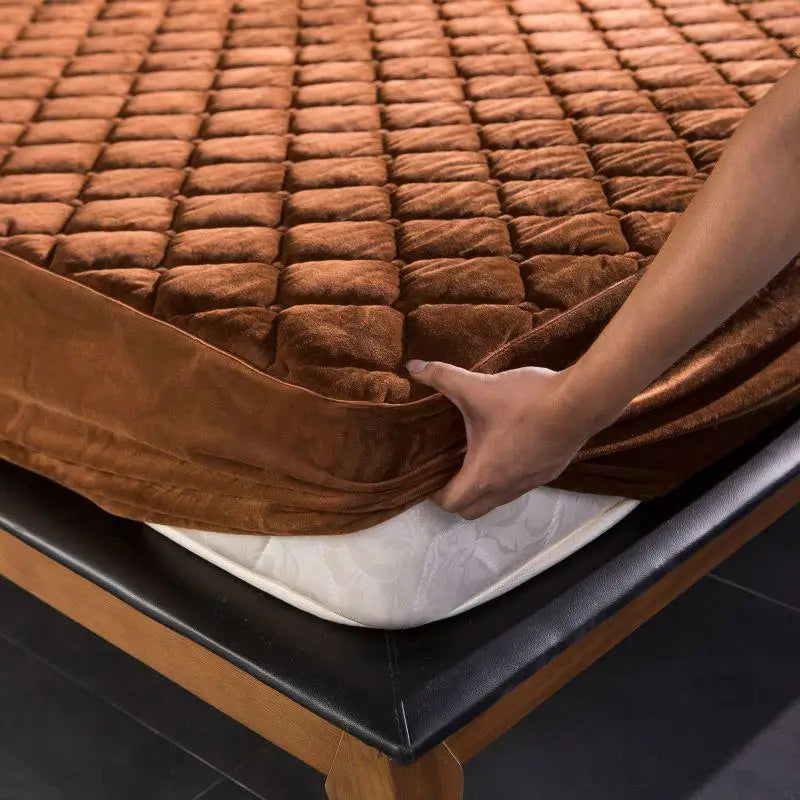 Housse de matelas velours gris clair sur lit