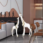 Girafe décorative 88cm posée sur sol en bois