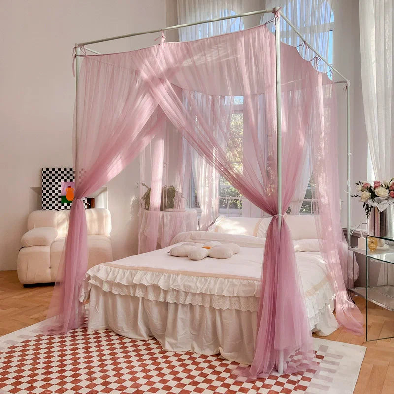 Une chambre élégante et romantique avec un lit à baldaquin rose décoré de rideaux légers et mousseux, créant une ambiance féminine et apaisante.