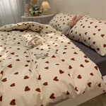 Parure de lit cœur d'amour style coréen sur un lit double