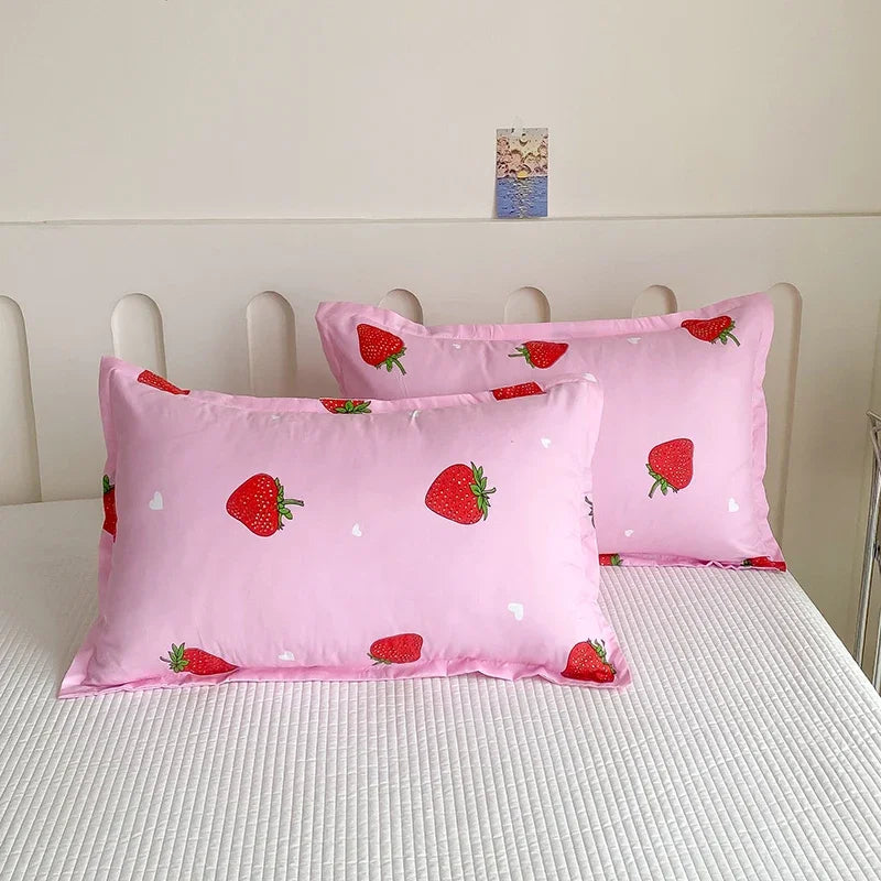 Parure de lit fraise dans une chambre décorée avec des tons pastel