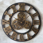 Détail des chiffres romains en relief sur l'horloge murale