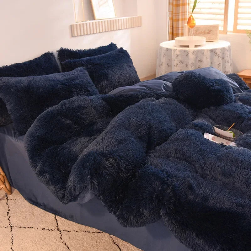 Housse de couette en fourrure gris clair dans une chambre décorée