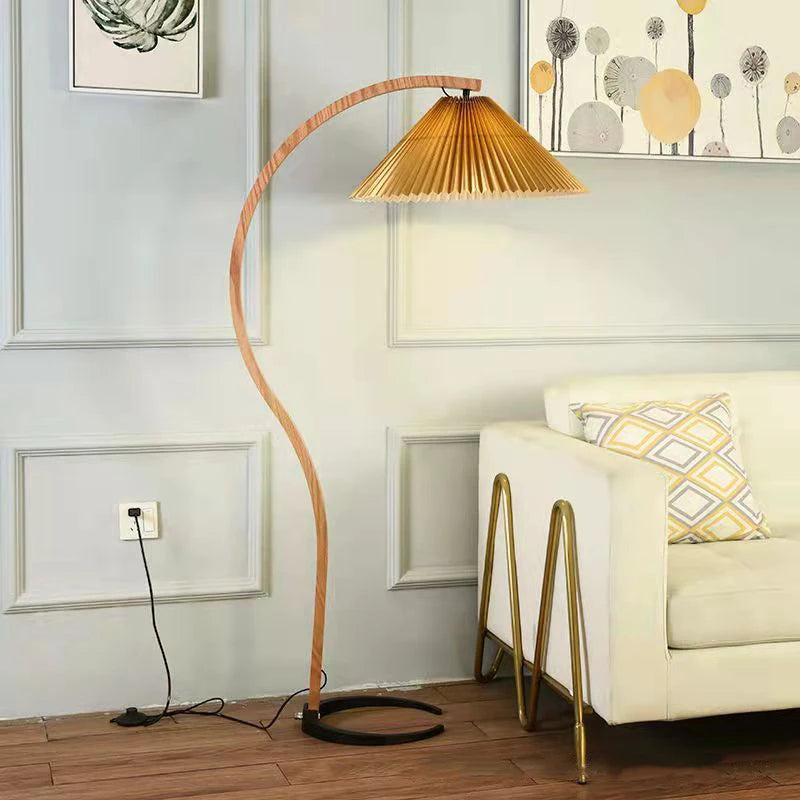 Lampe de sol en bois massif dans une chambre à coucher