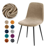 Housse de chaise de bar en velours rouge sur une chaise en bois