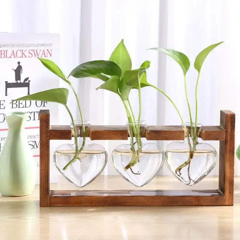 Détail du cadre en bois et du support en fer du vase