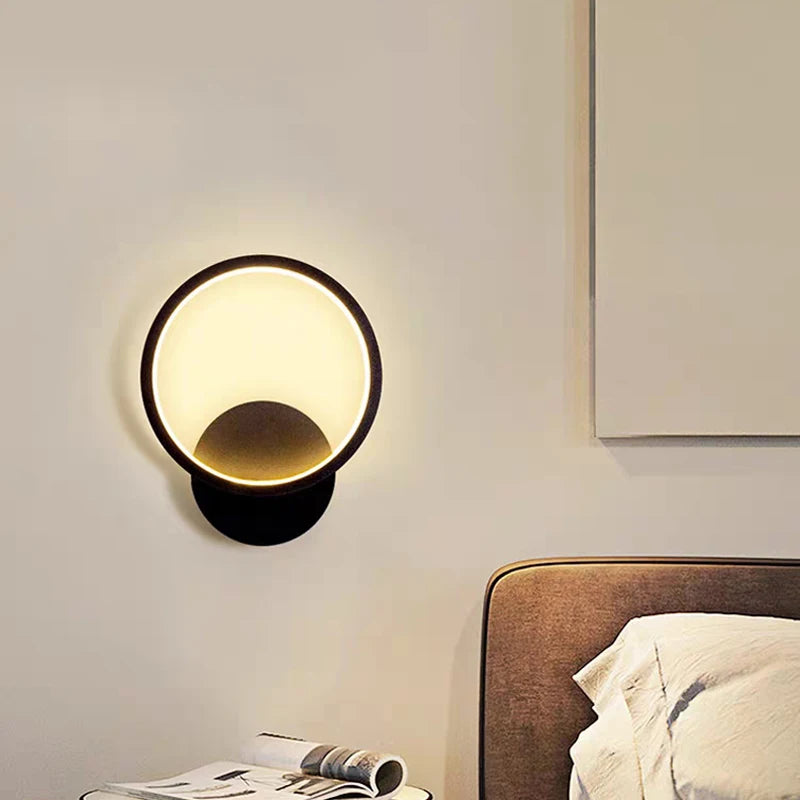 Installation de l'applique murale LED ronde dans un couloir