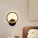 Installation de l'applique murale LED ronde dans un couloir