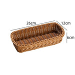 Panier de rangement imitation rotin dans un intérieur bohème