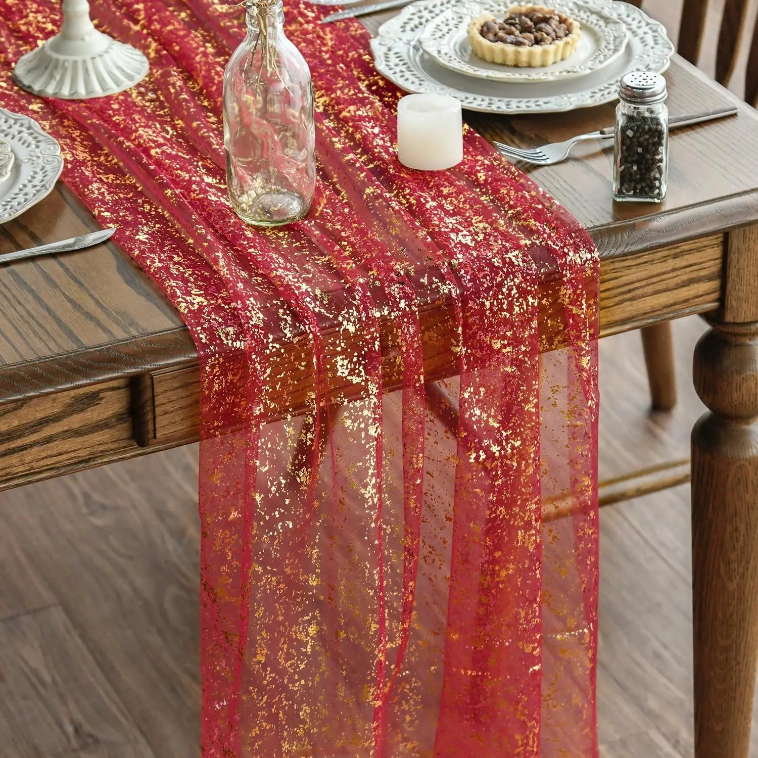 Détail du tissu scintillant doré