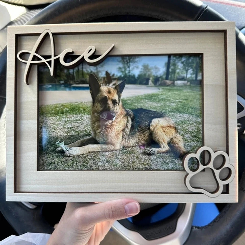 Cadre photo personnalisé chien rose dorée sur une étagère décorative