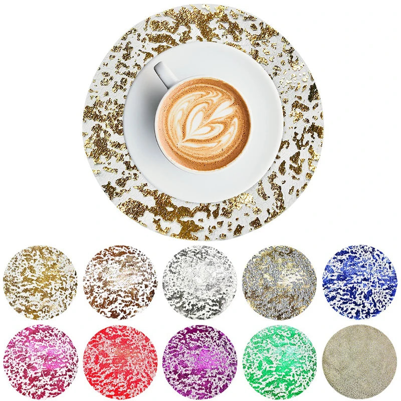 Set de table rond en feuille d'or sur une table de fête