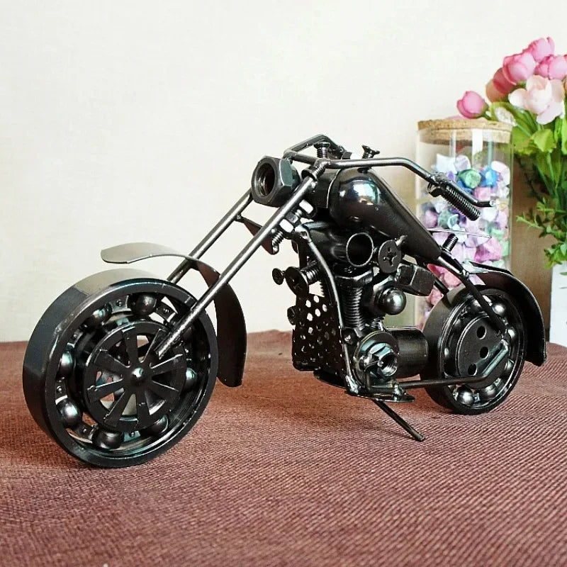 Figurine moteur vintage noire avec roues qui tournent detail