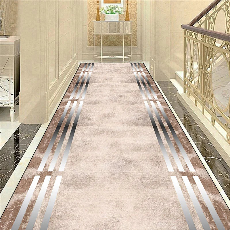Tapis de couloir en marbre décoré de bandes argentées, créant une atmosphère élégante et raffinée dans un hall d'entrée.