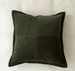 Un coussin carré décoratif aux rayures vertes foncées, conçu pour embellir un espace intérieur moderne et épuré.