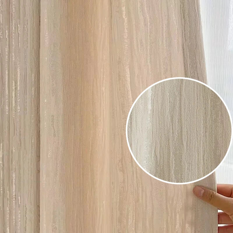 Rideau élégant de couleur beige clair avec des motifs texturés, idéal pour apporter une touche de sophistication et de chaleur à votre intérieur. Parfait pour le salon, la chambre ou toute autre pièce nécessitant une ambiance douce et apaisante. Intègre harmonieusement des tons neutres qui se marient facilement avec divers styles de décoration.