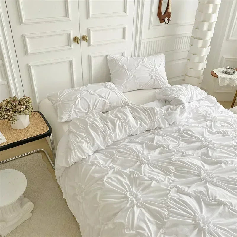 Parure de lit fleurs torsadées tridimensionnelles en beige sur un lit Queen