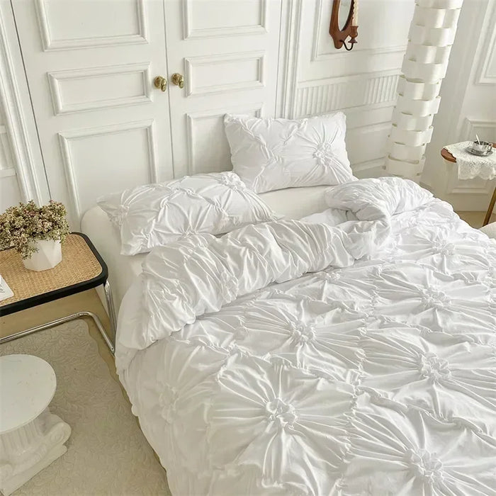 Parure de lit fleurs torsadées tridimensionnelles en beige sur un lit Queen