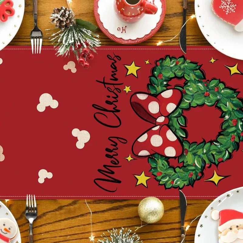 Chemin de table de Noël en extérieur sur une table de jardin décorée
