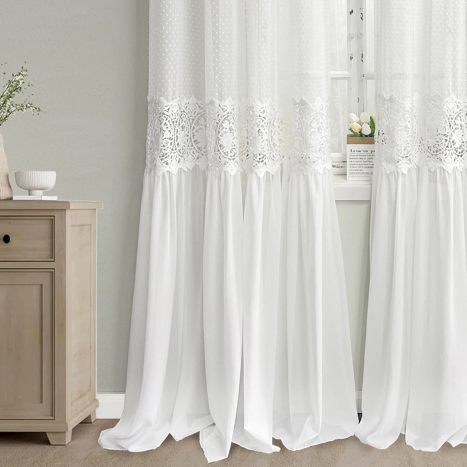 Rideaux élégants avec motif floral en dentelle, parfaits pour apporter une touche sophistiquée à votre intérieur. Le design délicat s'harmonise avec un mobilier classique ou moderne, ajoutant une note de charme à chaque pièce. Transformez votre espace de vie avec ces rideaux esthétiques et fonctionnels, idéaux pour filtrer la lumière tout en conservant une ambiance chaleureuse.