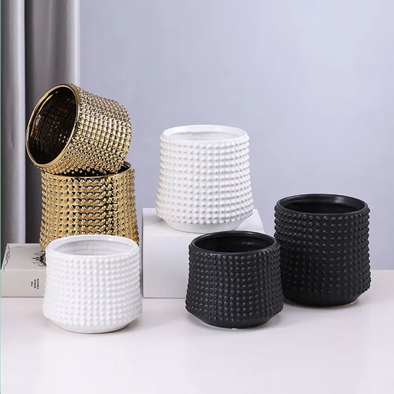 Cache pot haut doré pour intérieur moderne
