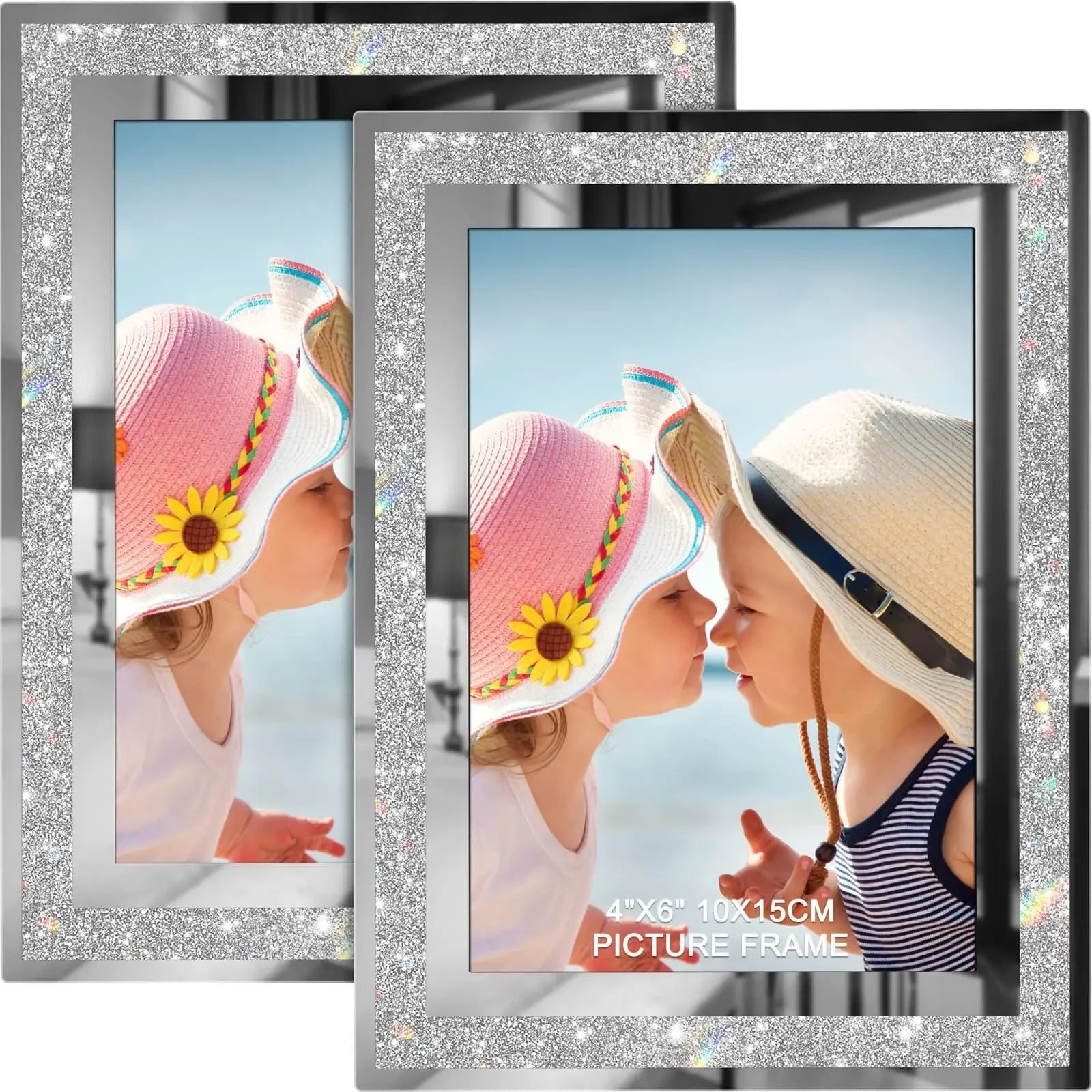 Cadre photo en verre cristal avec bord argenté sur table en bois