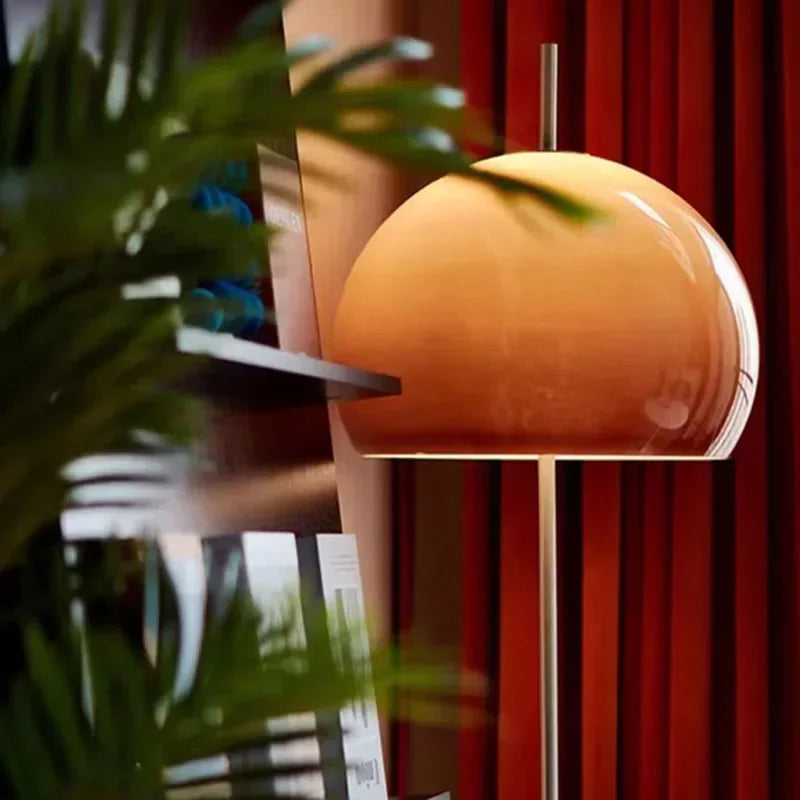 Lampe champignon orange dans une chambre à coucher avec ambiance chaleureuse