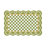Tapis décoratif rectangulaire vert et blanc avec un motif damier.