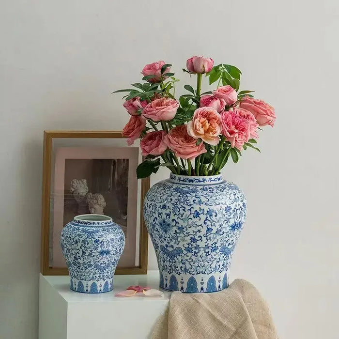 Vase en céramique bleu et blanc vintage sur table