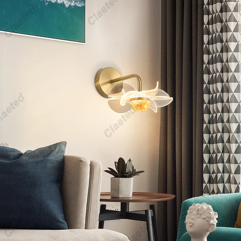 Applique murale fleur noire installée dans un couloir élégant