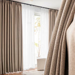 Image d'un élégant rideau brun en textile de haute qualité, parfaitement assorti au design d'intérieur du salon, avec des meubles de style contemporain. Cette fenêtre traite une couverture de fenêtre attrayante qui apporte chaleur et confort à la maison. Les linges de maison coordonnés complètent l'aspect général de la pièce.