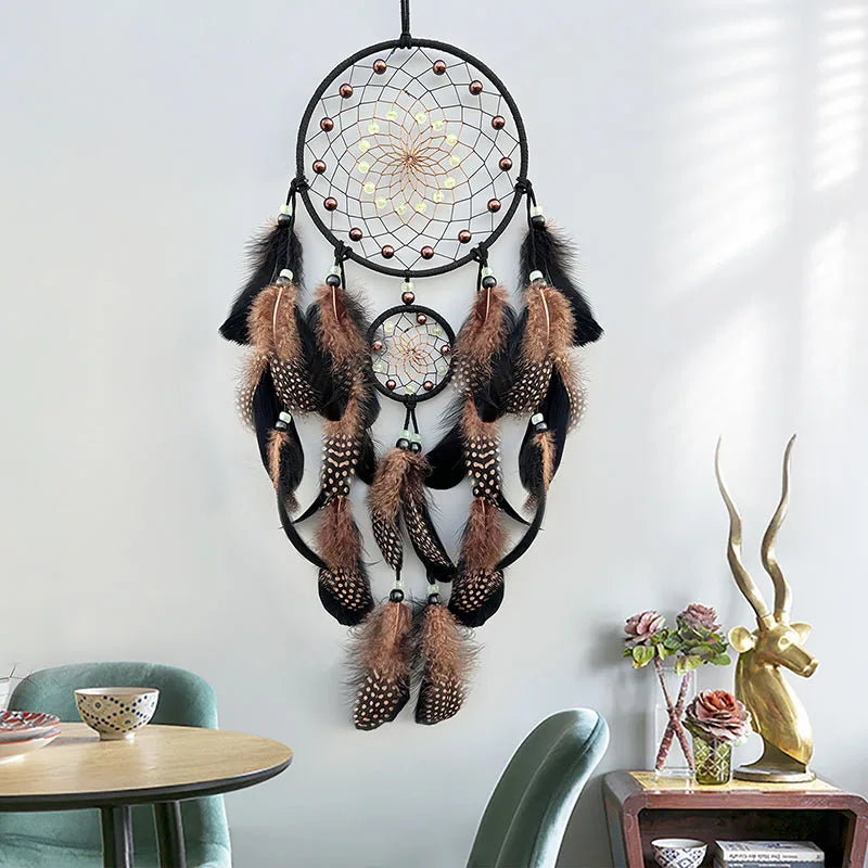 Captivant attrape-rêves orné de plumes brunes et noires, suspendu dans un espace intérieur à la décoration éclectique.